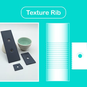 Pode incluir: Três ferramentas de plástico texturizado preto com furos. As ferramentas são de tamanhos diferentes e são usadas para criar textura na argila. A imagem também mostra um cilindro branco com uma textura nervurada e uma tigela de cerâmica verde.