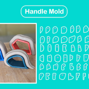 Op de afbeelding: Een set van drie handvatvormen voor aardewerk. De vormen zijn gemaakt van lichtbruine klei en zijn gevormd als bogen. De vormen zijn op elkaar gestapeld. De vormen staan op een houten oppervlak. De afbeelding toont ook een verscheidenheid aan handvatvormen in witte contouren.