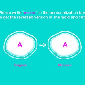 Peut inclure: Un graphique turquoise montrant un design original et en miroir. Le design original est une forme blanche avec un "A" rose &agrave; l'int&eacute;rieur, et la version en miroir est &agrave; droite. Le texte indique : "Veuillez &eacute;crire 'mirror' dans la case de personnalisation pour obtenir la version invers&eacute;e."