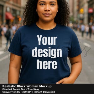 African American Comfort Farben Mockup - Kurvige schwarze Frau Modell in True Navy T-Shirt, Urban Street T-Shirt Mockup für Canva Verkäufer