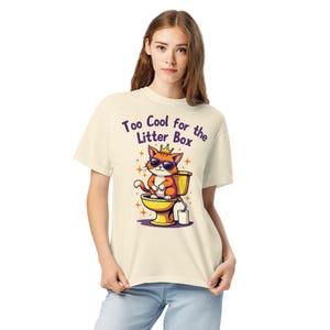 Maglietta divertente con scritta "Too Cool for the Litter Box" - T-shirt unisex in tessuto pesante con colori comodi - Regalo per amanti dei gatti - Maglietta con umorismo sui gatti per proprietari di animali domestici