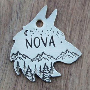 Placa de identificación para collar de mascota: forma de lobo con paisaje de montaña (latón, nombre personalizado)