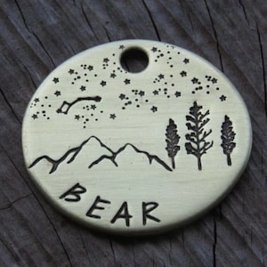 Placa de identificación de latón para mascotas, placa personalizada para perros, placa de montaña y árboles, placa de identificación para mascotas, placa grabada para mascotas con detalles en negro, placa de naturaleza salvaje, placa de identificación para mascotas con diseño de lobo nativo
