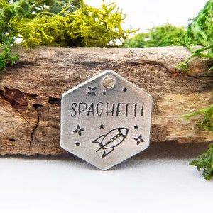 Spagetti Tag, Custom Dog Tag, Gegraveerde Pet tag, One Off Dog Tag, Pet Name ID Tag, Metal Dog Tag, ID Metal Dog Tag, Native Wolf Tag