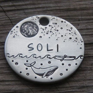 Handgemaakte Dog Tag, Dog Collar, Pet ID Tag, Metal Disc Tag, Heavy Duty Outdoor Dog Tag, Walvis, Silver Tag, ID Pet Tag, Native Wolf Tag