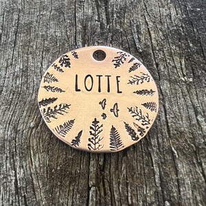 Placa metálica decorativa para mascotas, placa con árboles, placa para collar, placa de identificación personalizada, placa estampada a mano, placa para exteriores, placa con diseño de lobo nativo