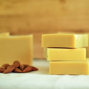 LAIT D&#39;AMANDE biologique, pain de savon fait main au miel et à l&#39;avoine, savon naturel artisanal végétalien fait maison, pain de savon au miel de chêne, savon au beurre traité à froid