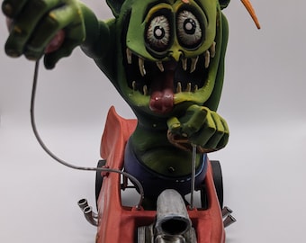 figura modelo en el coche