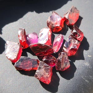 21 Carats Garnet Rough Lot, Uncut Garnet, 14 Pcs Garnet Lot, Natural Red Purple Garnet, Garnet Raw, Garnet Crystal, Untreated Garnet Rough.