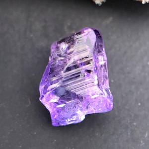 Zoisiet tanzaniet ruw, ongepolijst tanzaniet ruw, waterig paars tanzaniet ruw, natuurlijk tanzaniet kristal, geboortesteen december voor sieraden