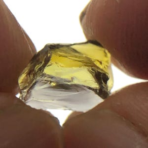Zoisiet goudbruine kleur tanzaniet ruw, tanzaniet ruw, tanzaniet edelsteen, onverwarmde tanzaniet, ongesneden tanzaniet, tanzanietkristal