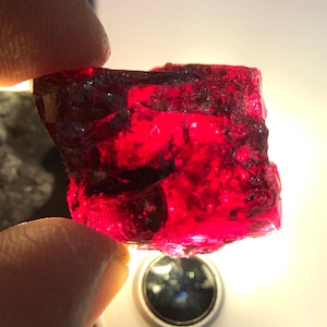 Natural Red Garnet Crystal, 12.33 Carats Garnet Rough, 21x18 MM Garnet Raw, Huge Size Garnet Rough, Untreated Garnet Raw, Healing Crystal.