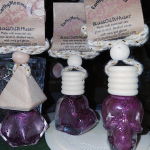 Difusores de vidrio con mezclas únicas de aceites esenciales y pigmentos brillantes para el automóvil, el hogar o la oficina.