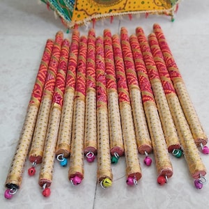 Vintage Bandhni Dandiya dekorative Holzstäbe, mehrfarbige Holzbandhani Dandiya Stick für Tanz Garba für Navratri Kollatam Sticks