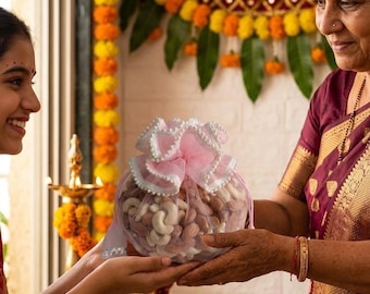 Elegante bolsita de organza con encaje de perlas / Bolsa de regalo para bodas (Haldi, Mehndi, Nikah) / Bolsa con cordón para empaquetar frutos secos, chocolates y joyas.