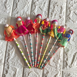 ジャイプール ラジャスタン人形鉛筆セット | 子供のパーティーの記念品 | 子供の誕生日に贈る魅力的なインドのギフト、人形人形鉛筆セット 送料無料