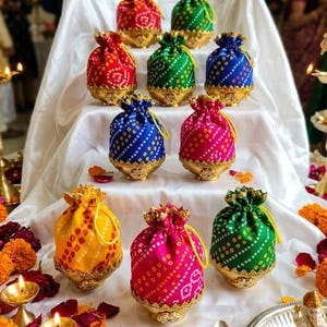 Bandhej Potli Tasche mit Kundan Dekorativer Metallschale | Hochzeitsgeschenk für die Gäste | Haldi Mehndi Housewarming Brautjungfern Festliche Bevorzugung