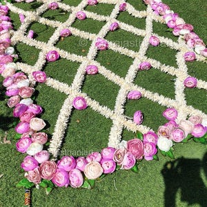 Chaadar floreale artificiale per matrimonio, bianco sporco con fiori pastello e perle, baldacchino d&#39;ingresso per sposa e sposo, gelsomino floreale completo Phoolon ki Chaddar