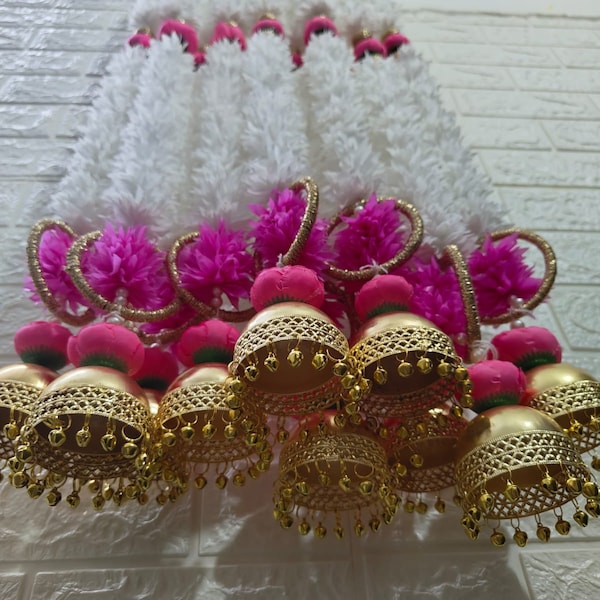 Jasmin mit rosa Blumenlatkandekoration für Hochzeitsdekorationen, Nikah-Hintergrund, Ghoongroo-Quastengirlanden, südindisches Sangeet-Dekor