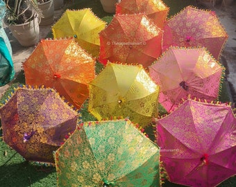 Sombrilla decorativa tradicional india para Diwali y bodas. Sombrilla con decoración Mehndi. Sombrilla vintage con un vibrante toque festivo.