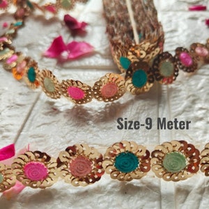 9 Meter gestickte goldene Pailletten-Spitzenziere auf weißem Netz Für Kleider,Sari,Lehenga,Anzüge,Taschen,Handwerk, Dark Multi Design| Bordüren, Bordüren