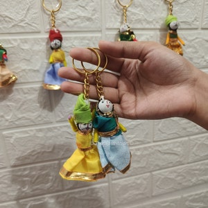 Verschiedene Farben Puppe Schlüsselanhänger - Traditionelles indisches Souvenir mit Puppe, Paar Designs, Mix Tuch Wandbehang, einzigartiges Geschenk & Schlüsselring, CarHanging
