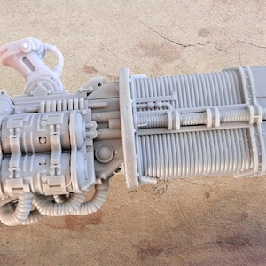 Peut inclure: Une arme futuriste gris clair avec des détails mécaniques complexes. La conception comprend plusieurs cylindres, des évents et une poignée. L'esthétique générale suggère un thème de science-fiction ou de fantaisie.