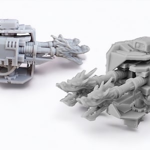 Può includere: Due torrette di cannone in miniatura grigie a tema drago. Ogni torretta presenta due canne e un design a testa di drago. Queste torrette dettagliate sono probabilmente per un gioco da tavolo o un modello.