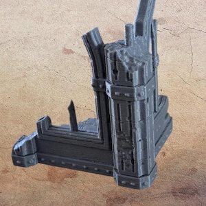 以下が含まれることがあります： グレーの3Dプリントされたミニチュア城の廃墟。モデルは、アーチ型の窓、胸壁、テクスチャード加工された壁など、詳細な建築要素を備えています。構造はニュートラルな背景に配置され、その複雑なデザインを強調しています。