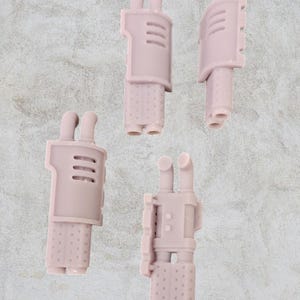 Puede incluir: Cinco tubos de escape de plástico sin pintar para un kit de maquetas. Los tubos son de diferentes formas y tamaños.