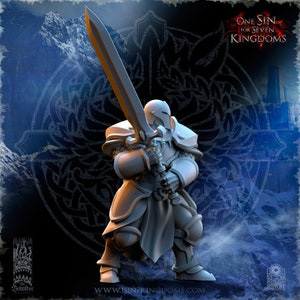 Puede incluir: Figura en miniatura gris de un caballero con armadura completa, sosteniendo una espada grande. La figura est&aacute; en posici&oacute;n de combate. El fondo presenta un dise&ntilde;o estilizado y el texto "ONE SIN FOR SEVEN KINGDOMS".