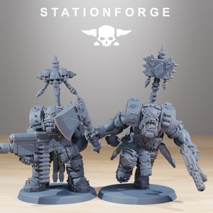 Könnte beinhalten: Zwei graue Plastik-Miniaturfiguren von Orks, eine hält eine große Axt und eine Waffe, die andere hält eine große, mit Spikes besetzte Keule. Die Figuren stehen auf runden Sockeln.