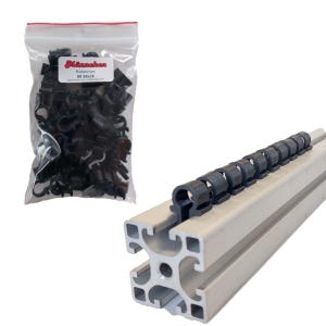 Könnte beinhalten: Eine Tüte mit 50 schwarzen Kabelklemmen zum Organisieren von Drähten und Kabeln. Die Klemmen sind an einem silbernen Aluminium-Extrusionsprofil befestigt.