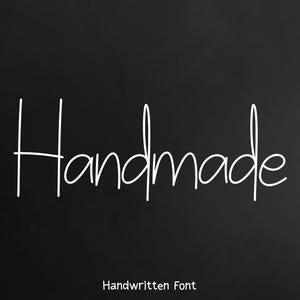 Puede incluir: Fuente manuscrita blanca "Handmade" sobre un fondo negro. Debajo de la palabra "Handmade" está el texto "Handwritten Font". Las letras son finas y elegantes. La fuente es OTF.