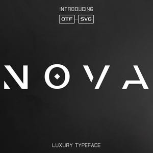 Könnte beinhalten: Ein schwarz-weißes Grafikdesign des Wortes "NOVA" in einer modernen, geometrischen Schriftart. Das Wort ist vor einem dunkelgrauen Hintergrund platziert. Der Text "Introducing OTF SVG" und "Luxury Typeface" sind ebenfalls im Bild enthalten.