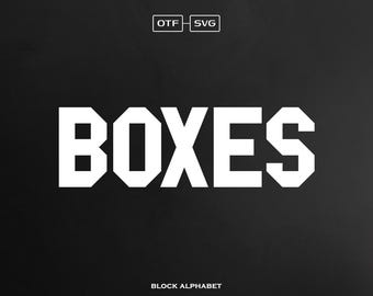 Puede incluir: Diseño de fuente de letras blancas en bloque con la palabra "BOXES" en mayúsculas. La fuente es de estilo geométrico en negrita. El texto "BLOCK ALPHABET" está debajo de la palabra "BOXES".