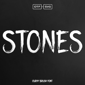 Könnte beinhalten: Weißer Pinselschrift-Design auf schwarzem Hintergrund. Die Schriftart heißt "Stones" und wird als "geschwungene Pinselschrift" beschrieben.