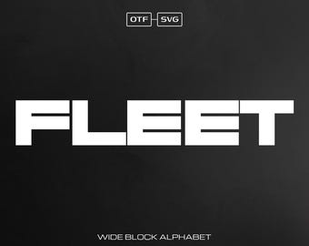 Puede incluir: Diseño de fuente de letras blancas en bloque con la palabra "FLEET" en mayúsculas. El texto está sobre un fondo negro y las palabras "WIDE BLOCK ALPHABET" están debajo de la palabra "FLEET".