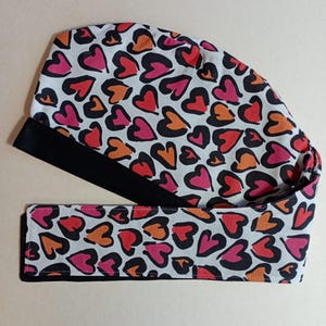 Reversible heart-shaped cap made of organic cotton, ideal for paramedics. Lightweight and colorful, original and eco-friendly!