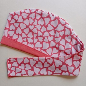 Calot coeur amour passion couvrant réversible en coton biologique, idéal pour les paramedicaux. Léger et coloré, original et écologique!