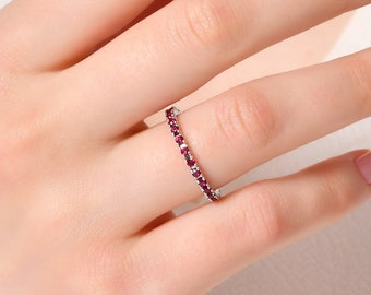 Anillo de eternidad con rubí delicado: anillo apilable de oro macizo
