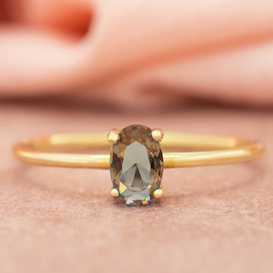 Anello in zultanite in oro 14 carati, anello in zultanite delicato, anello in diaspro turco, anello in zultanite minimalista, anello che cambia colore, pietra preziosa multicolore