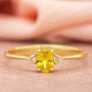 Anillo de zafiro amarillo en oro de 14 quilates: un solitario minimalista con un toque llamativo