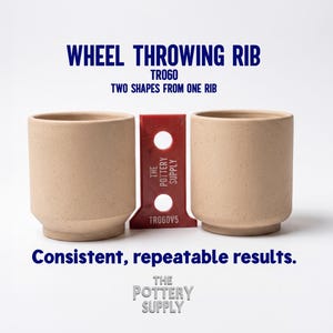 Può includere: Uno strumento per ceramica in plastica rossa etichettato TR060 e THE POTTERY SUPPLY posizionato tra due tazze in ceramica color marrone chiaro identiche. Il testo WHEEL THROWING RIB, TR060, TWO SHAPES FROM ONE RIB e Consistent, repeatable results. è visibile.