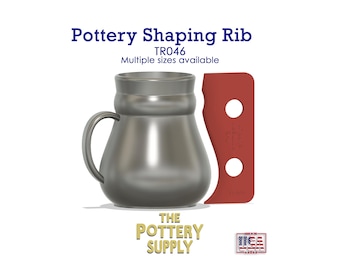 Puede incluir: Una costilla de modelado de cerámica y una taza gris metálico con asa. Una herramienta roja y curvada con dos agujeros está colocada junto a la taza. El texto "Pottery Shaping Rib" y "TR046" son visibles.