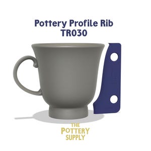 Puede incluir: Una taza de cerámica gris con asa y una herramienta de perfil de costilla de cerámica de plástico azul etiquetada como "TR030".