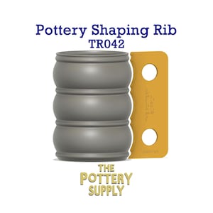 Op de afbeelding: Een grijze pottenbakkersvormrib met een vatachtig ontwerp, gecombineerd met een geel, rechthoekig gereedschap. De tekst "Pottery Shaping Rib TR042" staat boven de rib, en "The Pottery Supply" eronder.