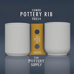 Puede incluir: Una foto de productos de cerámica. Dos tazas de cerámica blancas flanquean una herramienta de costilla de cerámica amarilla. El texto "COMBO POTTERY RIB TR054" está en la parte superior y "THE POTTERY SUPPLY" en la inferior.
