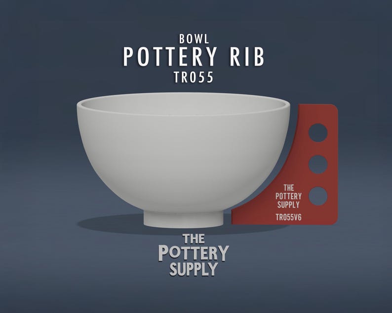 Op de afbeelding: Een witte aardewerken kom met een afgeronde vorm, vergezeld van een rode aardewerken ribgereedschap. De afbeelding bevat de tekst "BOWL POTTERY RIB TR055" en "THE POTTERY SUPPLY TR055V6".