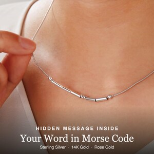 Könnte beinhalten: Eine silberfarbene Kettenhalskette mit einer Reihe kleiner zylindrischer Perlen und runder Kugeln, die in einem Morsecode-Muster angeordnet sind. Der Text auf dem Bild lautet: HIDDEN MESSAGE INSIDE Your Word in Morse Code Sterling Silver 14K Gold Rose Gold.